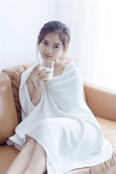 习近平同出席纪念大会的各国嘉宾登上天安门城楼